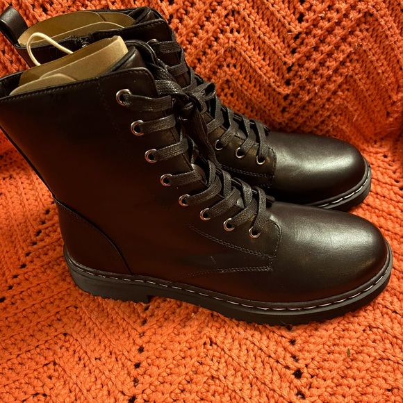 Ladies Cushionaire Didi Lace Up Boots,Size 81/2runs a little small,new with tags - Picture 2 of 9